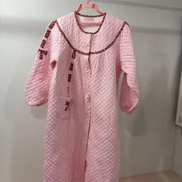 핑크 퀼팅 가운