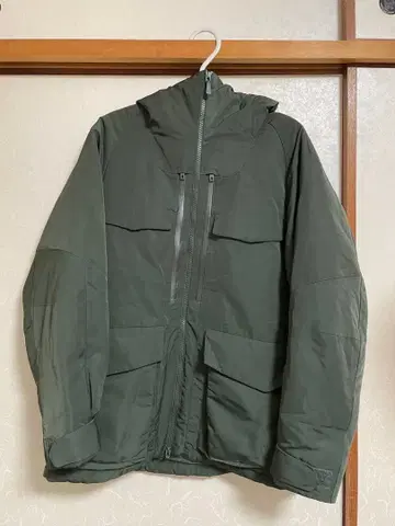 UNIQLO 화이트 마운티니어링 다운 자켓 M