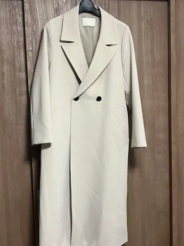 크림색 더블 브레스트 롱 코트