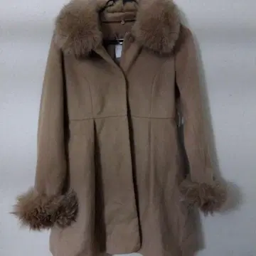 퍼 달린 베이지 롱 코트