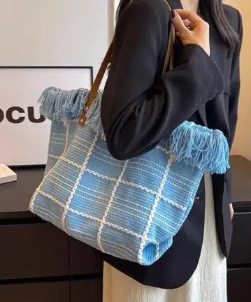 프린지 달린 파랑 격자 에코백