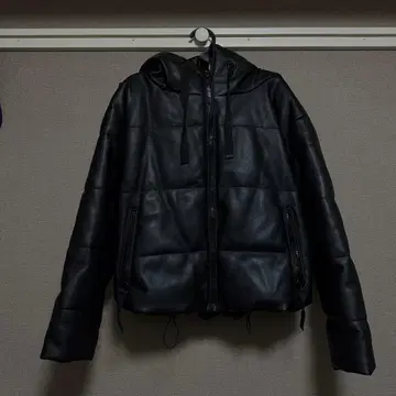 ZARA 인조 가죽 후드 부착 자켓