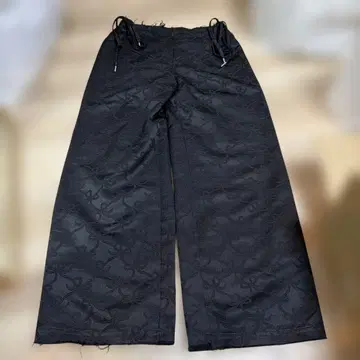 리본 무늬 블랙 새틴 와이드 팬츠