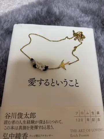 꽃과 새 모티브의 목걸이