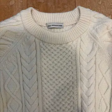 어반 리서치 도어스 아이보리 케이블 니트