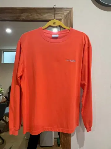 오렌지 긴팔 셔츠 심플 로고