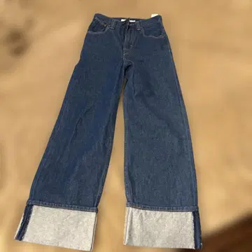 다크 블루 스트레이트 데님 밑단 롤업