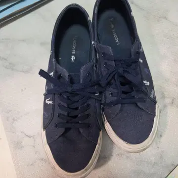 LACOSTE 네이비 캐주얼 스니커즈