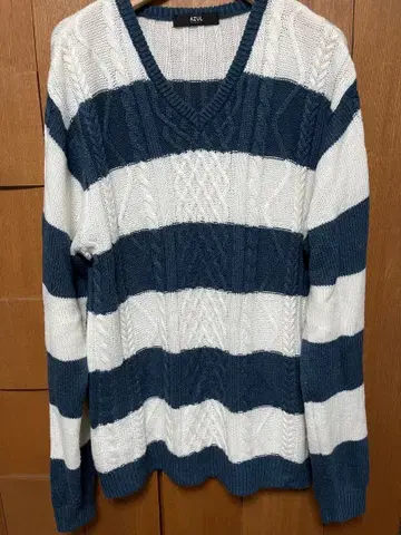 네이비와 화이트 스트라이프 니트 스웨터