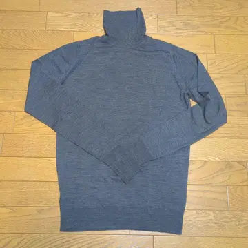 다크 그레이 터틀넥 스웨터 존스 메들리