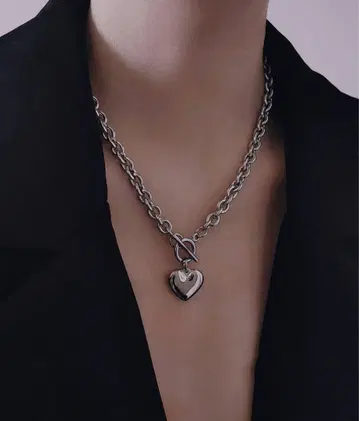 하트형 참 포함 체인 목걸이
