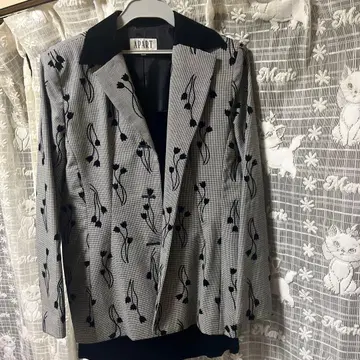 APART 꽃무늬 자켓과 블랙 스커트 세트