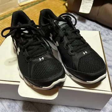 언더아머 블랙 스니커즈