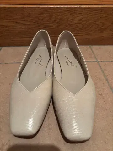 베이지 V컷 플랫 펌프스 Le talon