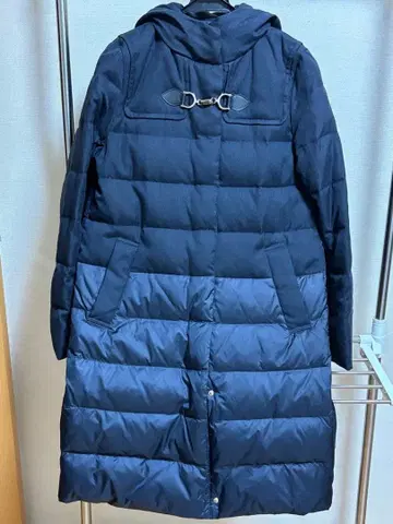 더플 코트와 같은 디자인이 특징인 롱 다운 코트