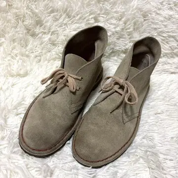 클락스 오리지널스 베이지 스웨이드 처카 부츠