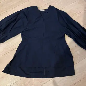 네이비 벌룬 슬리브 셔츠