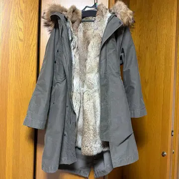 카키 퍼 부착 모즈 코트 nombre impair