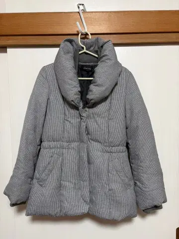 그레이 계열 체크 무늬 다운 자켓