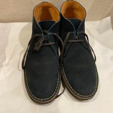 다크 블루 스웨이드 처카 부츠