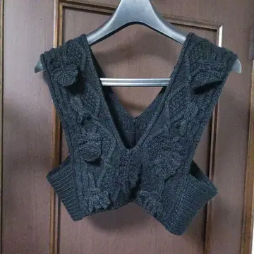 블랙 V넥 니트 베스트