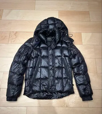 TARAS 블랙 컬러 다운 자켓