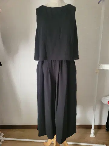 블랙 슬리브리스 올인원 Grandtable