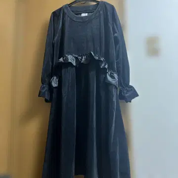 merry jenny 프릴 장식 블랙 벨벳풍 원피스