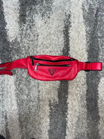 GUESS (게스) 바디백/힙색 레드 새상품급