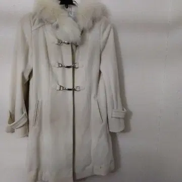 퍼 부착 화이트 롱 코트
