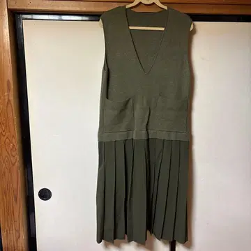 올리브 그린 V넥 원피스