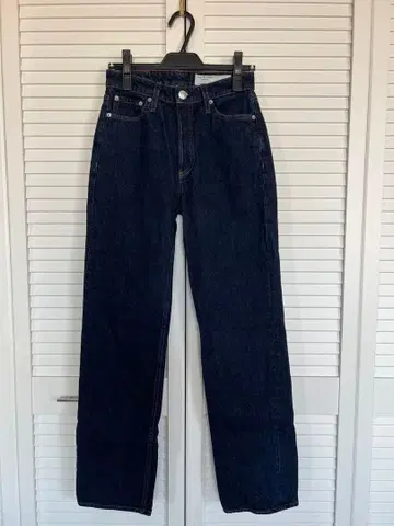 다크 블루 스트레이트 데님 팬츠