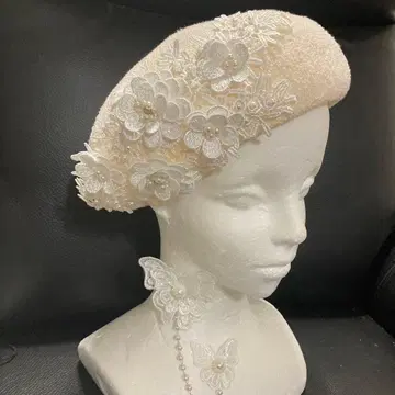 세련된 베레모 3D 입체 플라워 자수 나비