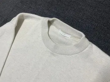 크림색 크루넥 니트