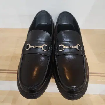 그린 레이블 릴랙싱 블랙 가죽 로퍼 금속 체인