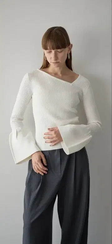 ELLIE 플레어 슬리브 아시메 컷 니트