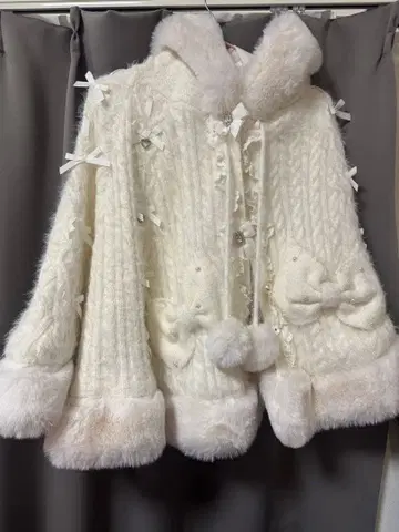 LIZLISA 폼폼 리본 니트 퍼 판초 화이트 2024