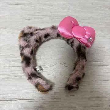 레오파드 무늬 퍼와 핑크 리본 머리띠