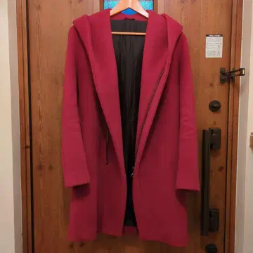 울 후드 부착 빨간색 롱 코트