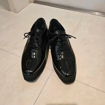 블랙 통굽 에나멜 로퍼