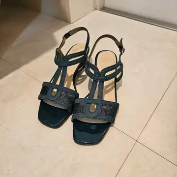 다크 블루 스트랩 샌들 힐 약 3cm
