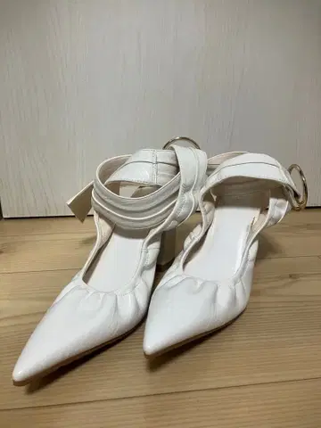 yello 펌프스 화이트 가죽 M