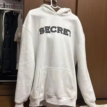 SECRET 자수 화이트 후드티