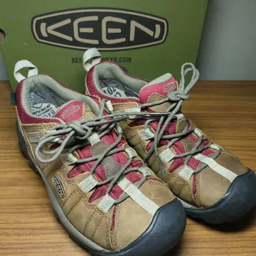 246-23 KEEN 트레킹 슈즈 25.0cm