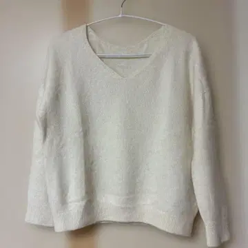 주얼 체인지스 아이보리 V넥 스웨터