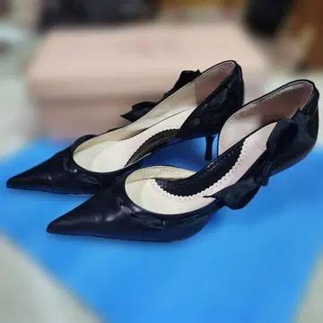 리본 포함 블랙 가죽 펌프스