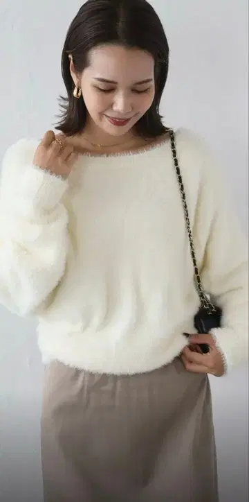 봉쥬르 사간 페더 오프숄더 니트탑