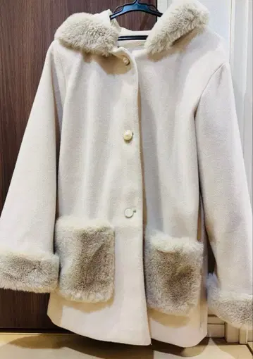 크림색 M 사이즈 퍼(fur) 부착 자켓