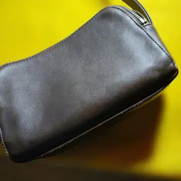 다크 브라운 가죽 숄더백