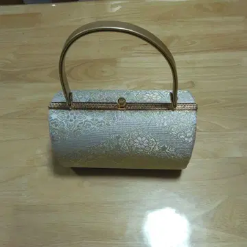 일본 의류용 백, 골드 컬러와 화이트 무늬